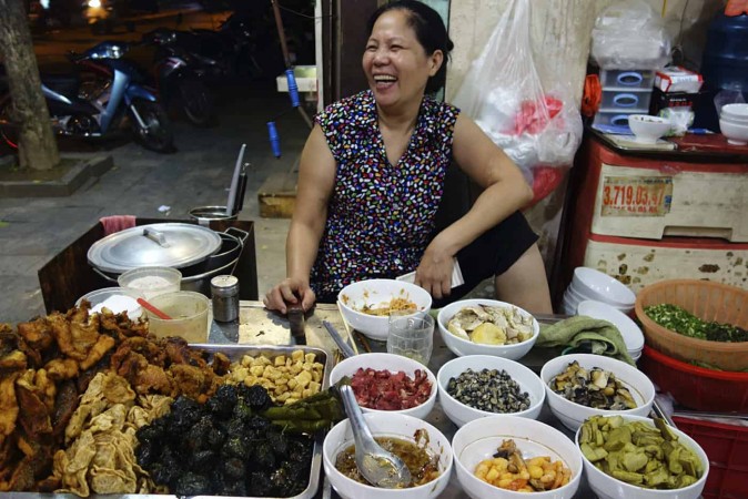 a-budget-guide-for-daily-expenses-in-vietnam-with-asia-online-tours-local-food-stalls-in-vietnam